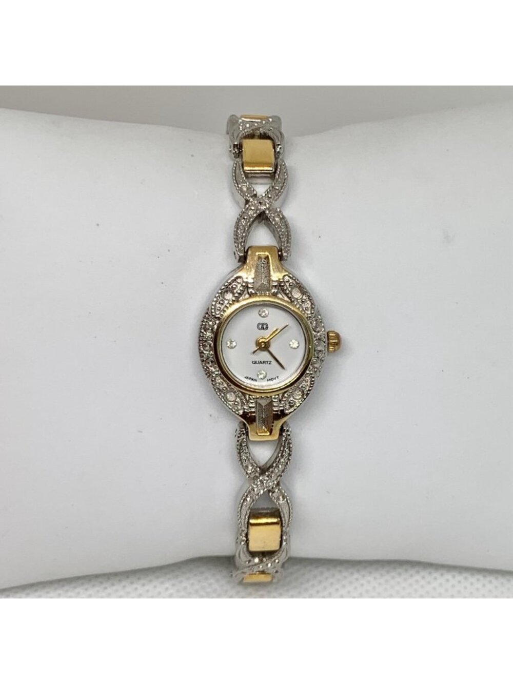 Women’s silver gold tone watch GG quartz analog 18mm adjustable links running